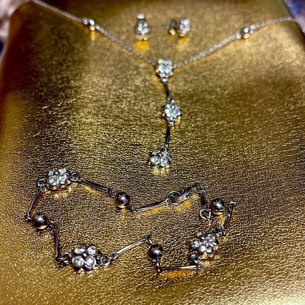 Non tarnished set of jewelry